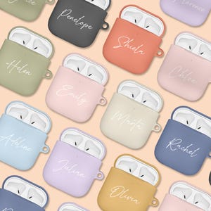 Gepersonaliseerde hoes voor AirPods 3 2 1 en AirPods Pro harde kaft met clip sleutelhanger schattige pastelkleuren handgeschreven naam mooi lettertype