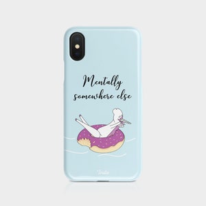 K&ouml;nnte beinhalten: Eine hellblaue Handyh&uuml;lle mit einem wei&szlig;en Einhorn, das auf einem rosafarbenen und wei&szlig;en Donut schwimmt. Der Text "Mentally somewhere else" ist auf der H&uuml;lle aufgedruckt.