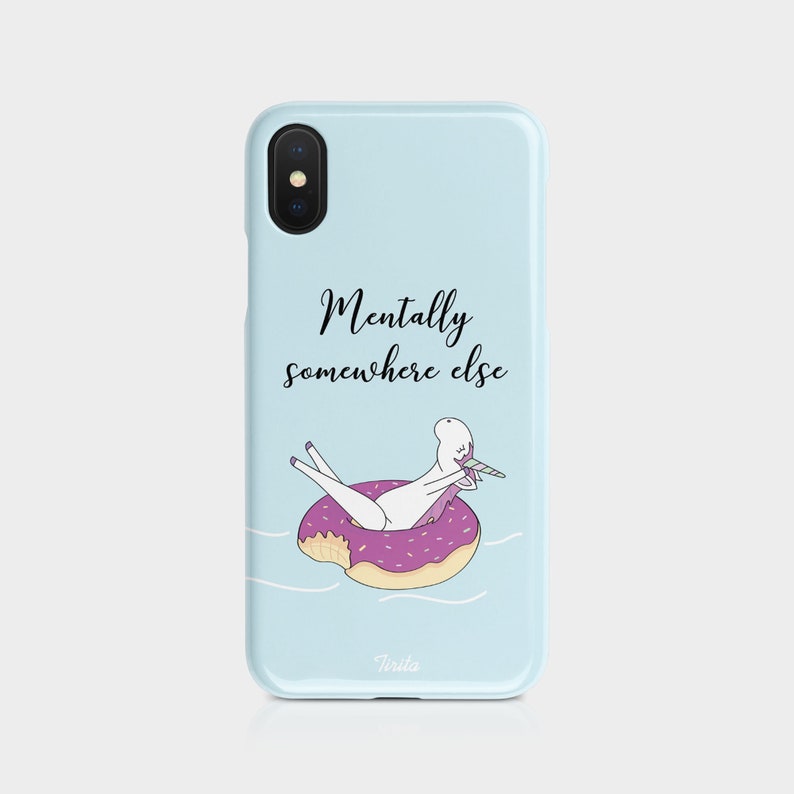 K&ouml;nnte beinhalten: Eine hellblaue Handyh&uuml;lle mit einem wei&szlig;en Einhorn, das auf einem rosafarbenen und wei&szlig;en Donut schwimmt. Der Text "Mentally somewhere else" ist auf der H&uuml;lle aufgedruckt.
