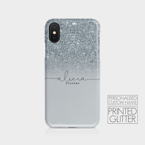 K&ouml;nnte beinhalten: Eine Handyh&uuml;lle aus silbernem Glitzer mit einem Verlaufseffekt. Die H&uuml;lle tr&auml;gt einen personalisierten Namen, "alicia stevens", der in schwarzer Schrift gedruckt ist. Der Text "PERSONALISED CUSTOM NAME" und "PRINTED GLITTER" ist ebenfalls auf der H&uuml;lle gedruckt.