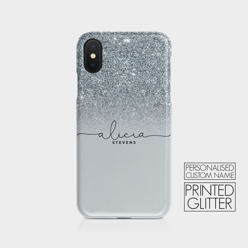 K&ouml;nnte beinhalten: Eine Handyh&uuml;lle aus silbernem Glitzer mit einem Verlaufseffekt. Die H&uuml;lle tr&auml;gt einen personalisierten Namen, "alicia stevens", der in schwarzer Schrift gedruckt ist. Der Text "PERSONALISED CUSTOM NAME" und "PRINTED GLITTER" ist ebenfalls auf der H&uuml;lle gedruckt.