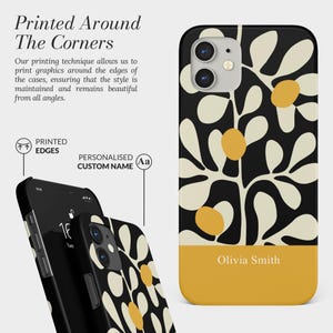 Pode incluir: Capa de telefone preta com um design floral branco e amarelo. A capa tem uma se&ccedil;&atilde;o inferior amarela com o nome "Olivia Smith" impresso. O texto "Printed Around The Corners" &eacute; vis&iacute;vel no canto superior esquerdo.