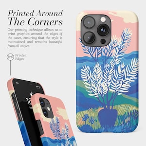 Pu&ograve; includere: Custodie per telefono con un design paesaggistico colorato. Le custodie presentano un cielo rosa, colline blu e un albero bianco e blu. Il testo "Printed Around The Corners" &egrave; visibile.