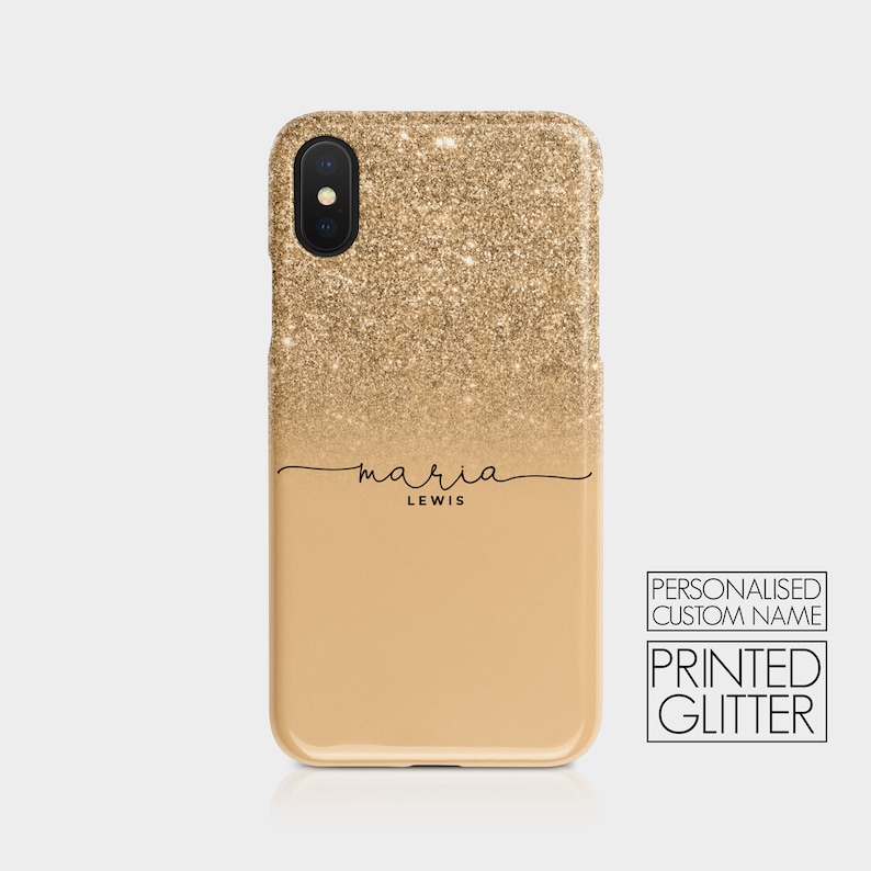 K&ouml;nnte beinhalten: Eine iPhone-H&uuml;lle aus goldenem Glitzer mit einem Verlaufseffekt. Die H&uuml;lle tr&auml;gt einen personalisierten Namen "maria lewis", der darauf gedruckt ist. Der Text "personalisierter Name" und "gedruckter Glitzer" ist ebenfalls auf dem Bild zu sehen.