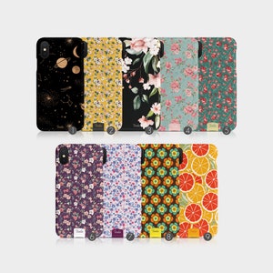 Könnte beinhalten: Neun verschiedene Handyhüllen mit verschiedenen Mustern. Die Hüllen zeigen florale, geometrische und Zitrusmotive. Die Hüllen sind alle schwarz und haben einen weißen Rand um den Rand.