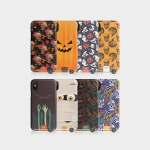 Pode incluir: Oito capas de telefone com tema de Halloween. As capas apresentam vários designs, incluindo abóboras, caveiras, morcegos e múmias. As capas são todas em preto e branco.