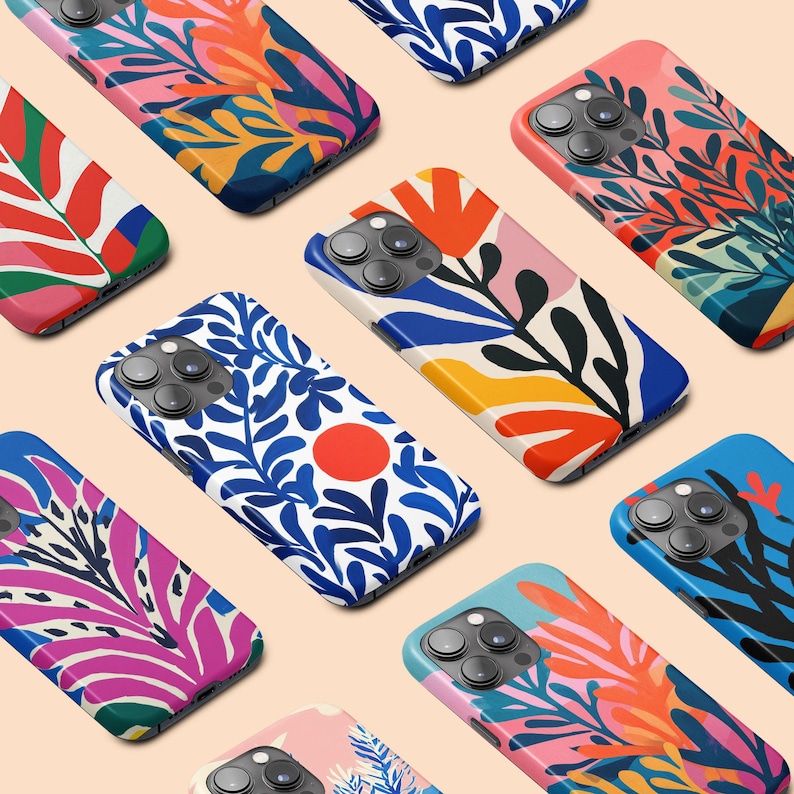 Pu&ograve; includere: Una collezione di custodie per telefoni colorate con vivaci disegni floreali e astratti. Le custodie presentano una variet&agrave; di motivi in tonalit&agrave; di blu, arancione, rosa e verde. Le custodie sono disposte su uno sfondo color pesca chiaro.