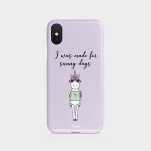 K&ouml;nnte beinhalten: Eine lavendelfarbene Handyh&uuml;lle mit einem wei&szlig;en Einhorn, das eine Sonnenbrille tr&auml;gt und ein gr&uuml;nes Shirt mit einem rosa Flamingo. Der Text "I was made for sunny days" ist auf der H&uuml;lle aufgedruckt.