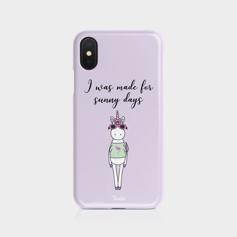 K&ouml;nnte beinhalten: Eine lavendelfarbene Handyh&uuml;lle mit einem wei&szlig;en Einhorn, das eine Sonnenbrille tr&auml;gt und ein gr&uuml;nes Shirt mit einem rosa Flamingo. Der Text "I was made for sunny days" ist auf der H&uuml;lle aufgedruckt.