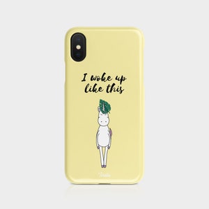 K&ouml;nnte beinhalten: Eine gelbe iPhone-H&uuml;lle mit einem wei&szlig;en Einhorn, das ein gr&uuml;nes Blatt auf dem Kopf tr&auml;gt. Der Text "I woke up like this" ist auf der H&uuml;lle aufgedruckt.