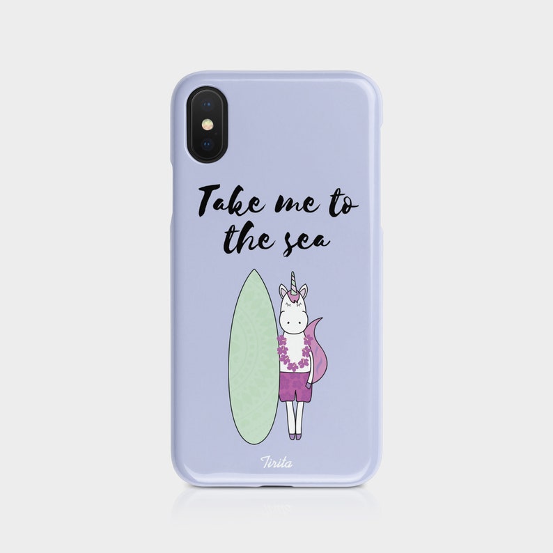 K&ouml;nnte beinhalten: Eine lavendelfarbene Handyh&uuml;lle mit einem Comic-Einhorn, das ein Surfbrett h&auml;lt. Der Text "Take me to the sea" ist auf der H&uuml;lle aufgedruckt.