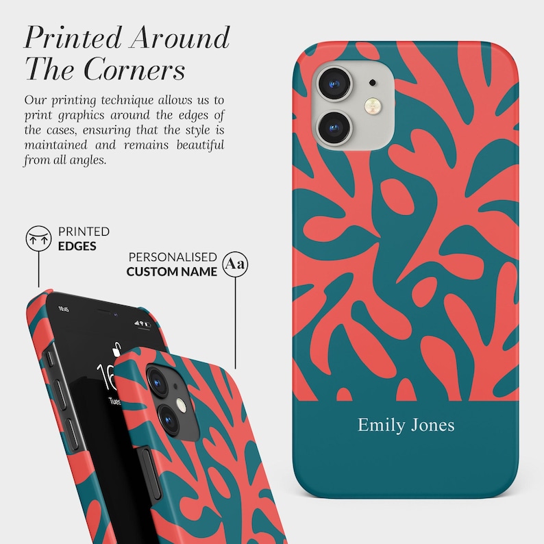 Pode incluir: Capa de telem&oacute;vel com um design abstrato em coral e azul-petr&oacute;leo. A capa apresenta o texto "Emily Jones" na parte inferior. As palavras "Printed Around The Corners" est&atilde;o no canto superior esquerdo, com texto adicional sobre a impress&atilde;o.
