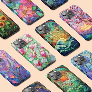 Peut inclure: Une collection d'étuis pour smartphones avec des motifs colorés de style vitrail. Les étuis présentent des motifs floraux, un lever de soleil sur les vagues de l'océan et d'autres œuvres d'art inspirées de la nature. Les étuis sont de différentes couleurs, dont le rose, le vert, le bleu et le jaune.