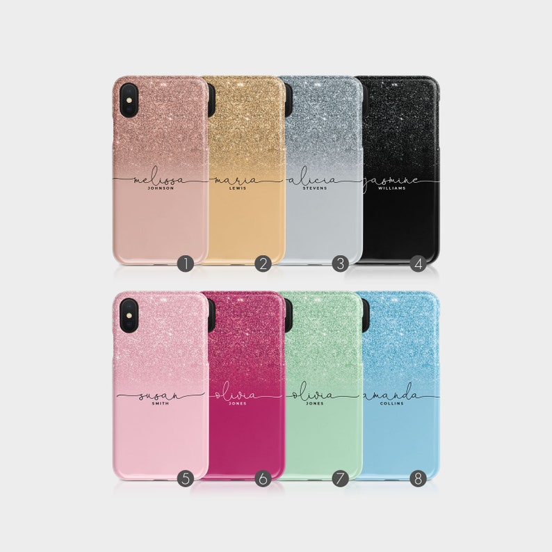 K&ouml;nnte beinhalten: Acht verschiedene Handyh&uuml;llen mit Glitzer-Designs. Jede H&uuml;lle hat eine andere Farbe und einen darauf geschriebenen Namen. Die Namen sind: Melissa, Maria, Alicia, Jasmine, Susan, Olivia, Olivia und Amanda.