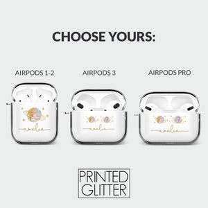 Pode incluir: Tr&ecirc;s capas transparentes para Airpods com um design de gal&aacute;xia e o nome "amelia" impresso na frente. As capas s&atilde;o para Airpods 1-2, Airpods 3 e Airpods Pro. O texto "PRINTED GLITTER" est&aacute; impresso abaixo das capas.