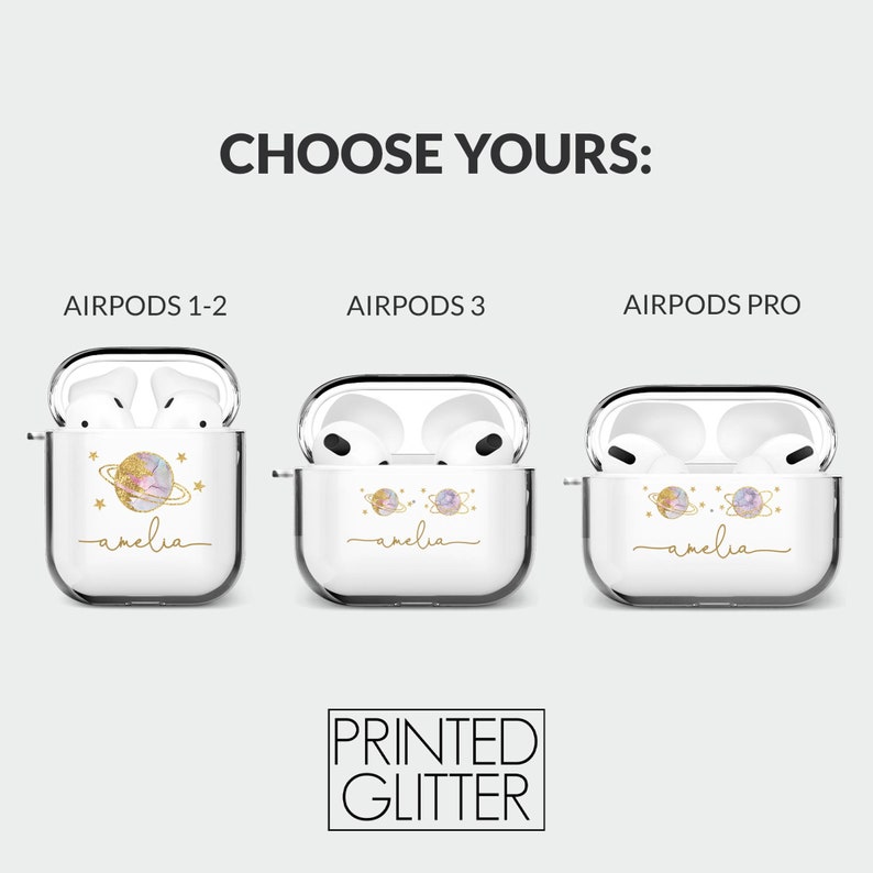 Pode incluir: Tr&ecirc;s capas transparentes para Airpods com um design de gal&aacute;xia e o nome "amelia" impresso na frente. As capas s&atilde;o para Airpods 1-2, Airpods 3 e Airpods Pro. O texto "PRINTED GLITTER" est&aacute; impresso abaixo das capas.