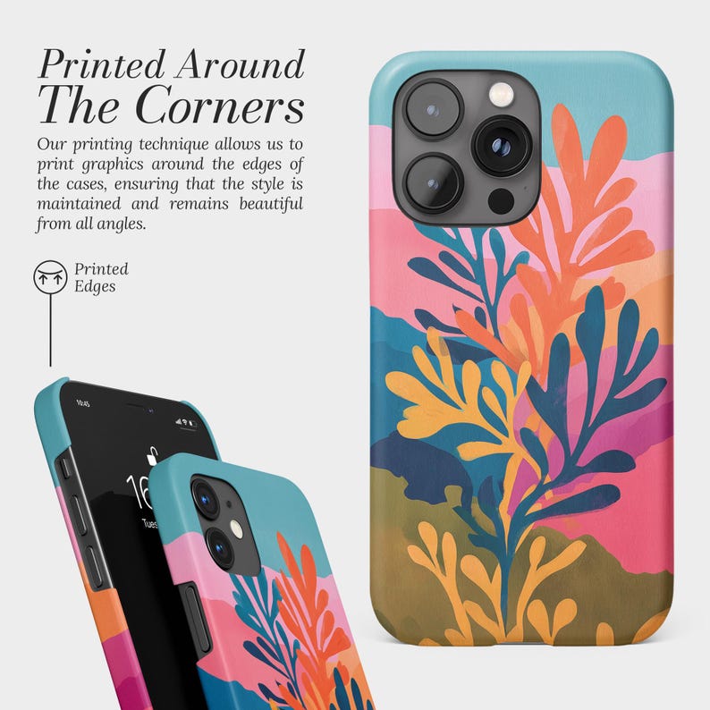 Pu&ograve; includere: Diverse custodie per telefoni colorate con un design floreale. Le custodie presentano un vivace mix di tonalit&agrave; arancioni, rosa, blu e gialle. Il testo "Printed Around The Corners" &egrave; visibile, evidenziando la tecnica di stampa.