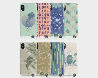 Könnte beinhalten: Acht Handyhüllen mit verschiedenen Designs werden gezeigt. Die Hüllen zeigen Illustrationen von Quallen, Muscheln, Korallen und abstrakten Mustern. Eine Hülle trägt den Text "Listen to you, me and the sea silence."