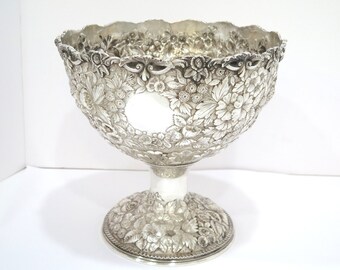 10 3/8 in - Sterling Zilver Justis & Armiger antieke bloemen Repousse Footed Bowl