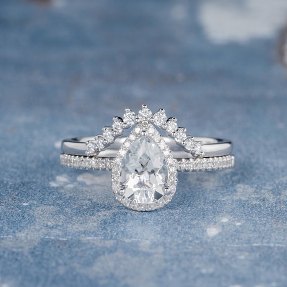 25 Pear-Shaped Engagement Rings That We're Obsessed With