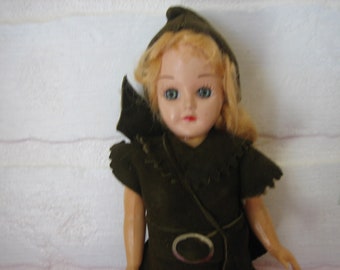 Vieille poupée vintage Maid Marion habillée robin des bois style, 7 1/2 pouces de haut