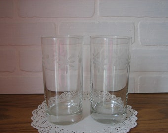 Set Of 2 Floral Etched Water Glasses, 16 Ounce Capacity, Flowers & Circles, Six Inches Tall
