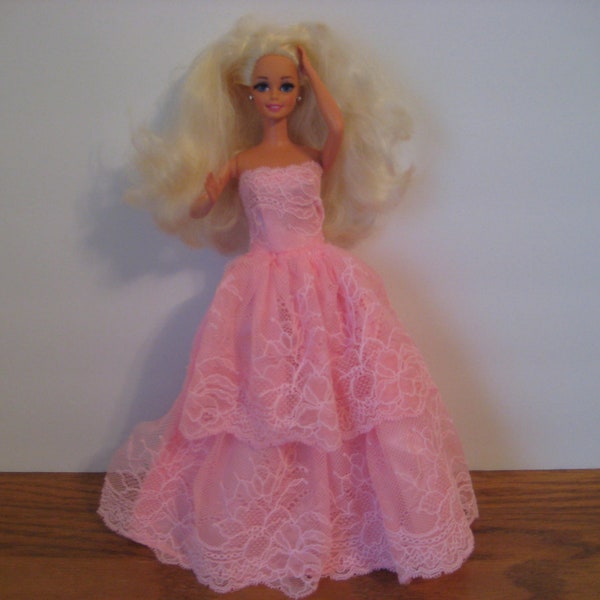 Excellent 1990s Barbie Doll, Long Platinum Blonde Hair, Black Rooted Eyelashes, Deep Blue Eyes, Malaysia body
