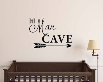 Lil Man Cave 23 x 16 Vinyle mur citation autocollant Mignon pépinière décor enfant art mignon coeur abeilles flèches bébé