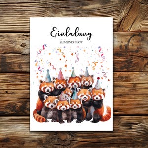 Puede incluir: Una tarjeta de invitación blanca con una ilustración de acuarela de varios pandas rojos con sombreros de fiesta. El texto alemán "Einladung" y "ZU MEINER PARTY" está escrito en negro. Confeti colorido decora la parte superior de la tarjeta.