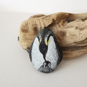 手描きの石 – 皇帝ペンギンの家族の石 |自然の装飾 |フクロウ好きの方へのギフト、ギフトのアイデア、ユニーク