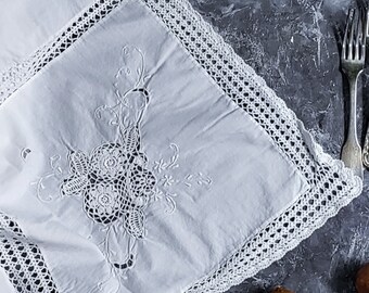 Nappe blanche, nappe en lin avec broderie élégante, design classique et intemporel, parfaite pour les réunions de famille et les célébrations