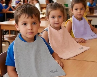 Serviette Elastique Cantine Maternelle PERSONNALISÉE avec Prénom | Bavoir Élastique pour Enfant Crèche & École | Fait Main