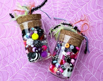 Mezcla de cuentas, arcilla polimérica, lentejuelas y chispas inspirada en Halloween