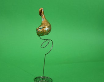 Sculpture de coquille de 16 cm de haut, coquille raffinée avec métal d’impact, coquille sur spirale métallique, objet art en coquille