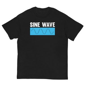Puede incluir: Camiseta negra con texto blanco que dice "SINE WAVE" y un gráfico de onda sinusoidal azul.