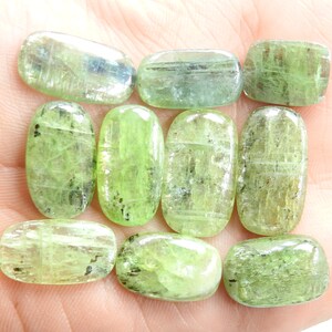 Lot de cabochons lisses en cyanite verte/10 pièces de 25 x 15 x 4 à 16 x 12 x 3 mm/pierres en vrac faites à la main/pour les fabricants de bijoux/C-41