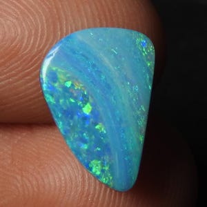 Cabochão de opala australiana dupla lisa multifogo em formato extravagante 13 x 9 x 3 mm aprox.