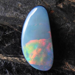 Cabochon a forma fantasia con doppietto di opale australiano liscio multifuoco/16X7X4MM/MS