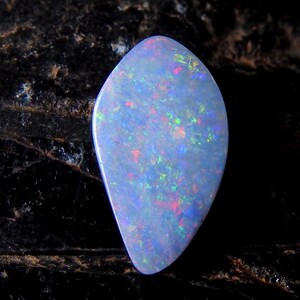 Cabochão de forma extravagante de opala australiana dupla lisa multifogo 12 x 6 x 3 mm aprox.