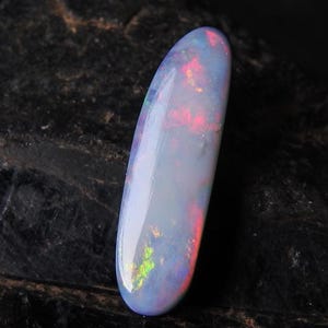 Opale australiano doppietto liscio multi fuoco forma fantasia cabochon/22X6X4MM/MS