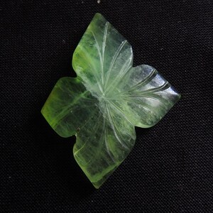 Cabochon sculpté en fluorite verte 41X32X5 MM environ forme fantaisie pierre précieuse faite main pour la fabrication de bijoux pierre naturelle MSG-C-3