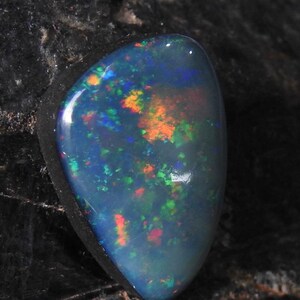 Opale australiano doppietto liscio multi fuoco forma fantasia cabochon 14X10X5MM MS