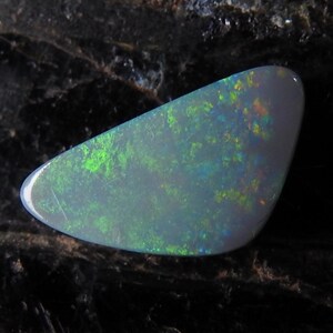 Cabochão de forma extravagante de opala australiana dupla lisa multifogo 12 x 6 x 3 mm aprox.