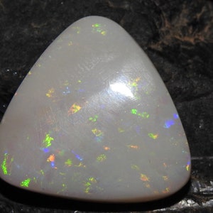 Cabochon a forma di triangolo liscio con opale australiano multifuoco/23X21X5MM circa/per realizzare gioielli/pietra naturale/pietra preziosa sciolta/grossista/MS