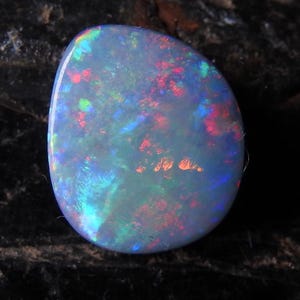 Cabochão de opala australiana dupla lisa multifogo em formato extravagante 12x11x4 mm MS