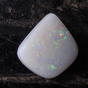 Opale australiano Multi Fuoco Liscio Forma Fantasia Cabochon 11X10X4MM Circa Per Realizzare Gioielli Pietra Naturale Pietra Preziosa Sfusa MS