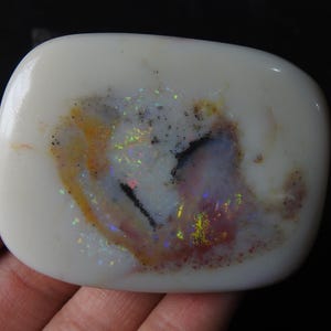 Opale australiano Multi Fire Smooth Oval Shape Cabochon 61X47X13MM Circa per la creazione di gioielli Pietra naturale Pietra preziosa sciolta MS