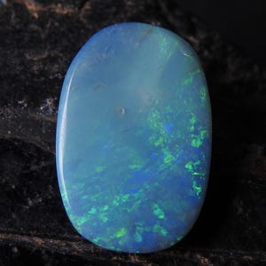 Cabochão de opala australiana dupla lisa multifogo em formato extravagante 20x13x3 mm MS
