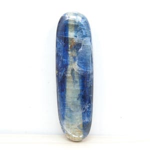Cabochon de forme ovale lisse en cyanite bleue/environ 40 x 11 x 7 mm/pierres précieuses faites main/pierres non serties/pour la fabrication de bijoux/unique en son genre/100 % naturel/C-09
