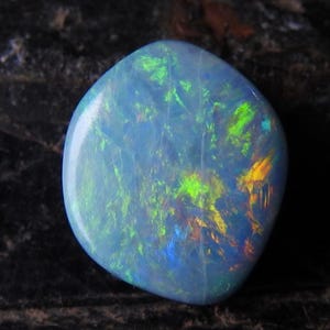 Cabochão de opala australiana dupla lisa multifogo em formato extravagante 12x10x4mm MS